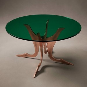 Table à manger ronde moderne en métal poli avec base ondulée organique et plateau en pierre frittée, finition argentée de luxe pour hôtels et écoles - Product Image 2