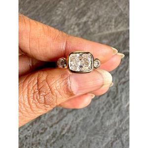 Anillo de Tres Piedras con Diamante Blanco Corte Cojín en Oro Amarillo Sólido con Detalles Laterales de Diamantes Redondos, Engaste Moderno y Excelente para Regalo - Product Image 1
