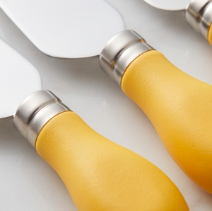Juego de 3 Cuchillos para Queso con Hojas de Acero Inoxidable y Mango de Plástico Amarillo, Herramientas para Cortar y Untar Queso - Product Image 2