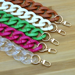 Adorno Decorativo de Cadena de Resina Hecho a Mano para Espacios Modernos - Product Image 5