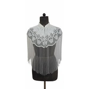 Capa de hombro Ellora de encaje bordado con cuentas y flecos colgantes, accesorio decorativo de moda para vestidos de boda, fiesta y noche, de nailon - Product Image 1