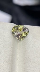 Pierre naturelle certifiée Tanzanite Sirène non chauffée, taille cœur, couleur excellente, Zoisite naturelle, 3,26 carats, nette à la loupe - Product Image 5