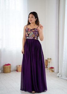 Vestido de Noche Morado Bordado con Tirantes Finos, Vestido Largo Floral Estilo Bollywood para Fiesta, para Mujer - Product Image 1