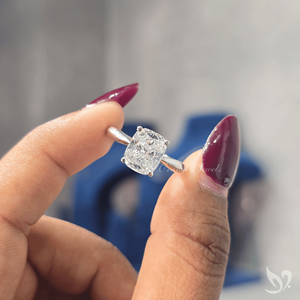 Anillo de compromiso audaz de oro blanco de 10 quilates con diamante de laboratorio de 3 quilates de corte cojín alargado y tallo pellizcado, solitario. - Product Image 5