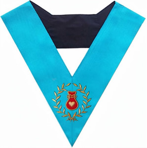 Col de cérémonie hospitalier - Rite Groussier français, broderie à la main en fil de soie doré - Product Image 4