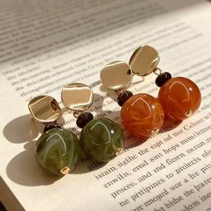 Boucles d'oreilles contemporaines en résine, faites à la main, bijoux botaniques en résine, boucles d'oreilles artistiques en résine époxy, boucles d'oreilles statement, résine florale de jardin - Product Image 1