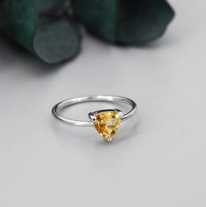 แหวนซิทรินสีเหลืองแท้ในตัวเรือนเงินแท้ 925 พร้อมแหวนซ้อนทรงทริลเลียนคัทจากอัญมณีธรรมชาติ - Product Image 3