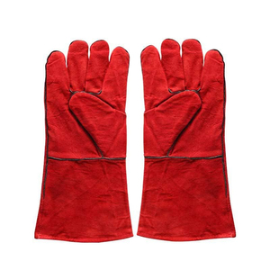 Guantes de soldadura rojos de cuero vacuno resistentes a altas temperaturas y al desgaste, con forro de tela, guantes de seguridad reforzados para el trabajo, hechos en Pakistán. - Product Image 1