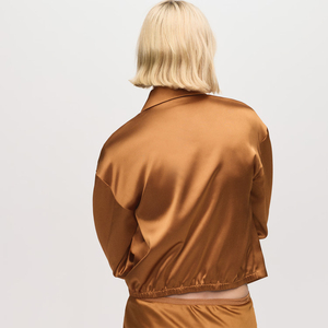 Chaqueta bomber de satén ligera personalizada para mujer, color marrón, manga larga, con cierre completo, chaqueta de satén para mujer - Product Image 2