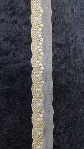 Cinta de encaje festoneado bordado con zari metálico de alta densidad, con cuentas de corona y lentejuelas, para ribete de vestido caftán - Product Image 1