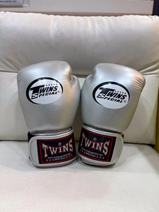 Gants de boxe professionnels en cuir synthétique de haute qualité, argentés, avec logo personnalisé, pour sports de combat, Sanda, sparring, kick-boxing - Product Image 1