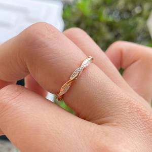 แหวนทองคำแท้ 18K ดีไซน์ Infinity Twisted Band ประดับเพชรทรงกลมเพาะเลี้ยงในห้องปฏิบัติการ สำหรับผู้หญิง เหมาะสำหรับเป็นแหวนแต่งงานหรือแหวนหมั้น เครื่องประดับชั้นดี - Product Image 3