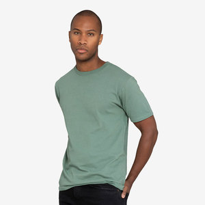 Camiseta de manga corta para hombre, 100% algodón peinado Airlume hilado en anillo, 32 hilos, 4.2 oz, negra, corte regular, con parte delantera anti-bolitas. - Product Image 2
