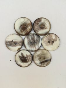 Bouton de vêtement classique rond poli en corne de buffle, 2 trous, fait main, écologique, pour manteau et chemise, Uttar Pradesh - Product Image 4