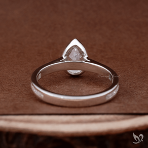 Elegante anillo de compromiso con diamante de laboratorio de corte pera de 1.00 ct y banda de canal elegante en oro blanco de 10k - Product Image 3
