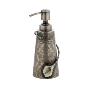 Dispensador de Jabón Metálico Antiguo al por Mayor, Botella Vintage con Grabado de Lirio Cala para Jabón Líquido, Bomba de Loción de Lujo con Acabado en Peltre - Product Image 1