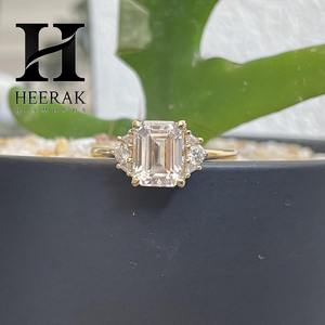 Bague de fiançailles classique en or jaune 14 carats avec diamant de laboratoire taille émeraude, bague trois pierres avec accents latéraux ronds - Product Image 6