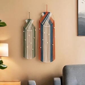 Atrapasueños decorativo multicolor redondo de macramé para colgar en la pared con cuentas de madera para un interior acogedor y para regalar, procedente de la India. - Product Image 1