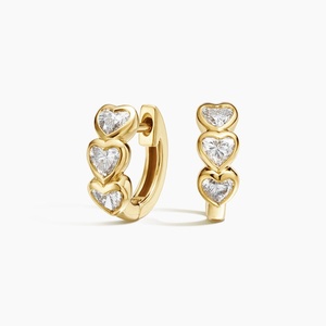 Pendientes Huggie de Oro Amarillo con Diamante Tallado en Forma de Corazón, Estilo Romántico, para Uso Diario de Mujer - Product Image 1