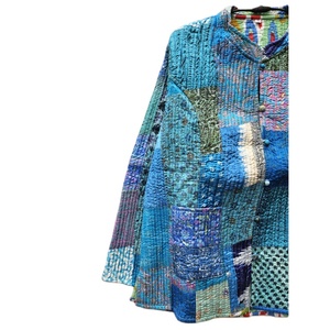 Veste d'hiver réversible en soie patchwork bleue faite à la main, écologique, style bohème ethnique, confortable et douillette pour femme - Product Image 2