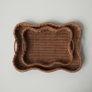 Ensemble de plateaux de service vintage en rotin brun foncé, décoratifs et festonnés, pour la cuisine, la table, le petit-déjeuner et les boissons - Product Image 1