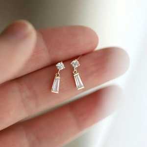 ต่างหูเพชรทรงบาแกตต์และทรงกลมแบบมินิมอล ดีไซน์เรียบหรู ทองคำแท้ 14K เครื่องประดับชั้นดีสำหรับผู้หญิง ของขวัญสุดน่ารักสำหรับคนรัก - Product Image 1