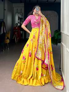Conjunto de fiesta con lehenga de georgette con estampado floral y trabajo artesanal, blusa y dupatta. - Product Image 2