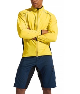 Conjunto de dos piezas de chaqueta cortavientos y pantalones cortos para hombre con logotipo personalizado de alta calidad, chaqueta con cremallera y pantalones cortos de nailon para correr. - Product Image 1