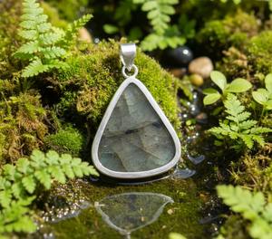 จี้ห้อยคอรูปปีกสไตล์โบฮีเมียนทำจากลาบราดอไรต์ธรรมชาติและเงินทิเบตสำหรับผู้หญิง - Product Image 3