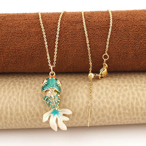 จี้ปลาคาร์ฟเคลือบทองคำขาวประดับด้วยอะพาไทต์สีเขียวเคลือบลงยาแบบโคลอซอนเน่ สร้อยคอปลาคาร์ฟญี่ปุ่น เครื่องรางนำโชค แฟชั่นเครื่องประดับสำหรับทุกเพศ เหมาะสำหรับเป็นของขวัญ - Product Image 2