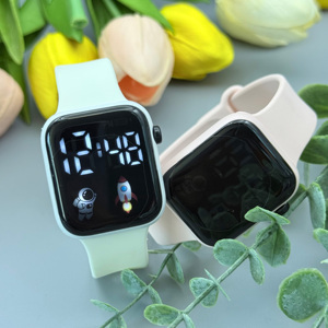 Montre connectée carrée numérique sportive INS pour hommes et femmes, idéale pour <span class=keywords><strong>les</strong></span> élèves du primaire, du collège et du lycée, avec un design cœur <span class=keywords><strong>de</strong></span> football. - Product Image 5