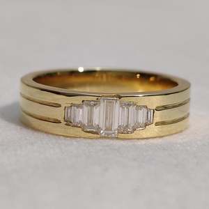 Anillo de banda ancha de oro amarillo auténtico de 10 quilates con diamante cultivado en laboratorio de corte baguette para hombre, regalo de aniversario, cumpleaños o para amigos. - Product Image 1