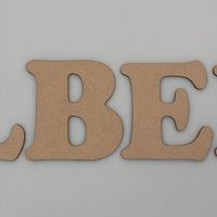 Lettres en MDF de qualité supérieure pour signalétique personnalisée, lettres en bois MDF élégantes pour la décoration intérieure, collection artisanale.