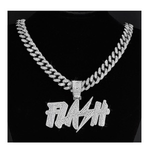 Pendentif diamant de qualité export en or rose, collier moderne pour tenue décontractée, bureau et soirées, en vente - Product Image 1