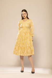 Vestido de Noche para Mujer, Diseño Abstracto Amarillo, Estampado, Corte Evase, Sin Mangas, para Fiestas Formales, Calidad de Exportación - Product Image 2