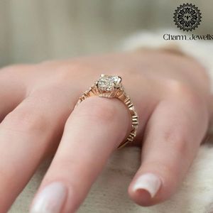 แหวนหมั้นผู้หญิง Charm_Jewells ชุบทองคำขาวประดับเพชรโมอิสซาไนต์ทรงคุชชั่น ตัวเรือนเงินแท้ ดีไซน์คลาสสิคแบบหนามเตย รับรองโดย IGI น้ำหนัก 3 กรัม - Product Image 5