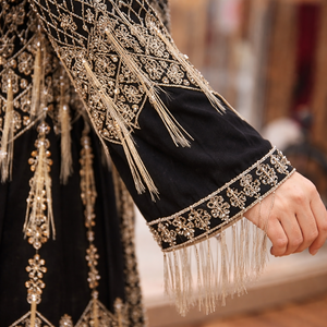 Abaya noire respirante ornée à la main |   Cape de soirée de créateur avec broderie Zari dorée et travail de pierres, à franges à pampilles - Product Image 4