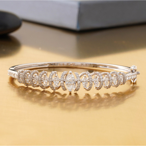 กำไลข้อมือทองคำขาวและทองคำเหลือง 14K ประดับเพชรทรงมาร์คีส์ 2.69 กะรัต เพชรเพาะเลี้ยงในห้องปฏิบัติการ ประดับเพชรทรงลูกแพร์ธรรมชาติ รับรองโดย IGI - Product Image 1