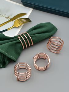 Anneau de serviette en métal design, conçu pour sublimer la décoration de la table à manger grâce à sa forme artistique et sa finition raffinée. - Product Image 3