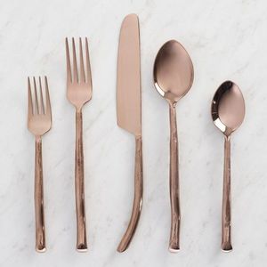Cubiertos de estilo romántico y refinado que realzan las emociones de una cena íntima, con una acogedora elegancia y un toque suave para la mesa. - Product Image 6