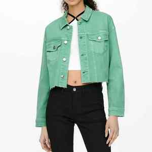 Experimente el ajuste perfecto con nuestras opciones de cintura y mangas ajustables, disponibles en varios tonos índigo de blusas vaqueras para mujer. - Product Image 4