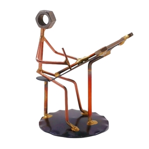 Figurine décorative artisanale en métal industriel, style designer, en pièces de ferraille et planche à dessin, pour accent de décoration sur étagère moderne - Product Image 2