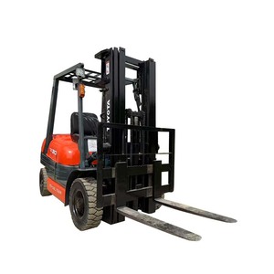 Chariot élévateur Toyota d'occasion en excellent état, 3 tonnes, moteur à roulement, capacité de charge nominale 3 niveaux, 4 mètres de hauteur de levage - Product Image 3