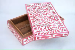 กล่องเครื่องประดับสีชมพูฝังกระดูกสินค้าบนโต๊ะอาหาร - Product Image 3