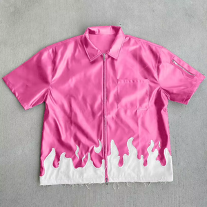 เสื้อเชิ้ตซิปแขนสั้นผ้าซาตินสีชมพูผู้ชายสไตล์สตรีทพิมพ์ลายเปลวไฟลำลองฤดูร้อนคอปกพับลง - Product Image 1