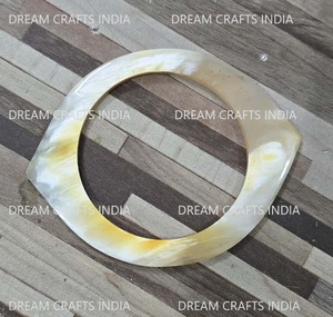 Bracelet manchette élégant en corne naturelle, poli à la main, de haute qualité, idéal pour elle - Product Image 3
