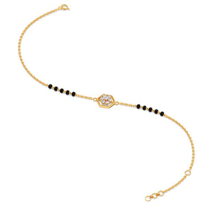 Pulsera de Diamantes con Diseño Floral Hexagonal, Cadena de Oro Amarillo y Detalles Laterales de Piedra Negra - Product Image 4