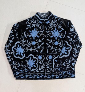Chaqueta de terciopelo con bordado floral Suzani para mujer, estilo bohemio, artesanal, con forro de algodón. - Product Image 3