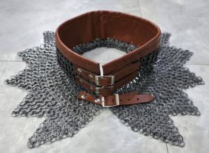 Collier en maille de fer fait main, en acier doux, à anneaux rivetés plats, finition huilée, pour chevalier, adulte unisexe, reconstitution historique - Product Image 6