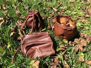 Pochette en cuir faite à la main avec cordon de serrage, artisanat rustique naturel, sac à monnaie portable pour usage extérieur par Curio Craft - Product Image 4